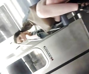 Vilkuv metro naine takken foto Wanker