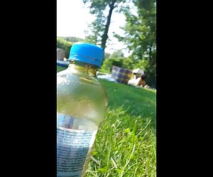 Tirkistelijä alasti rannas