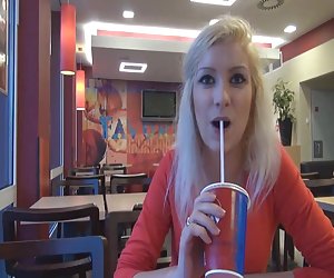 Tüdruk saab perses dogystyle avalik toilette