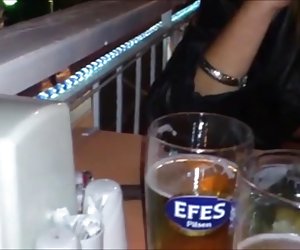 Footjob ja titsflash avalik restaurent