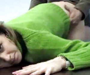 Seksikas brünett teen taga kontoris