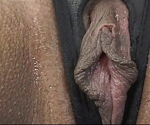 Aasia emarebane fucks tema petite sõbranna koos rihma kohta