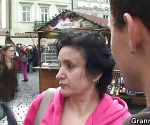 Vana vanaema turistide hüppab oma riista
