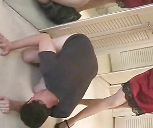 Naine abikaasa ballbusting koos suure kreeni-Sarvekandja