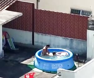 Tüdrukute vaadates paar kurat bassein cfnm