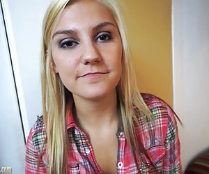 Amatöör blond casting diivan nikutud kõva porno