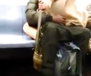 Horny tüdruk armastan, et kurat metroos