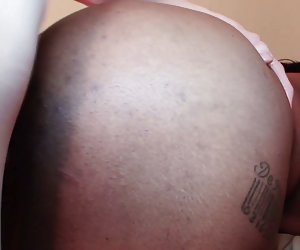 Rase - suur must naiste ja valge väike poiss