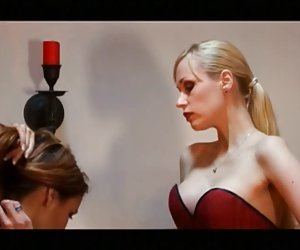 Seksikas Blondiin dominatrix saab laksu kaks hoorade