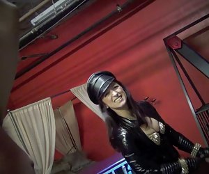 Femdom armuke bella blackheart võrgutav bullwhipping