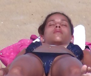Latina bikiinid camel varvas showoff