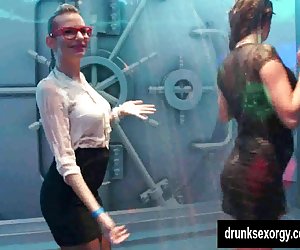 Bi club babes kelle avalik sex orgia