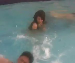 Desi girl basseinis kolleegide poolt.