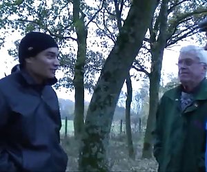 Sukad brünett imeb nahast kutt munn õues