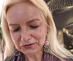 Ta tukk väga vana blond taga