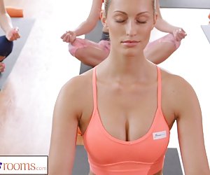 Fitnessrooms rühma joogat lõpeb higine creampie