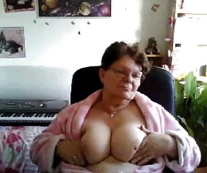 Naughty vanaema vilkuv tema suured tissid nukk