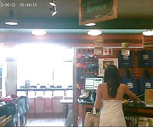Upskirted armas brünett, kena perse