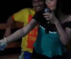 "" kuum Indoneesia dangdut sawer laulja (1. osa)