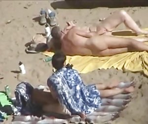 2 paarid, kelle lõbus kõrval rannas