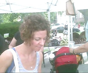 Atraktiivne milf ma upskirted turul