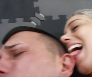 Blond poiss haarab pallid ja tõmblused talle